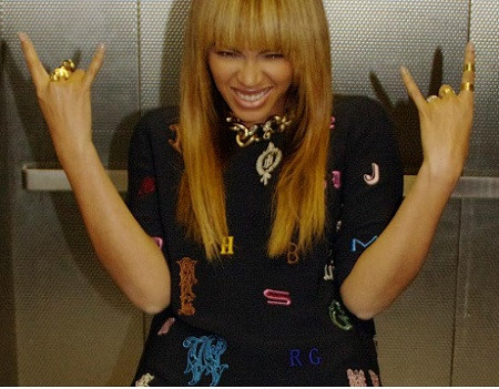 Beyonce den asansör pozu!
