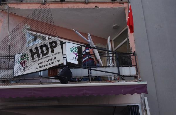 Birçok şehirde HDP'ye yönelik saldırılar! - Resim: 10