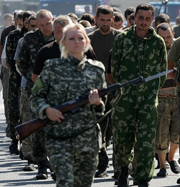 Sarışın Rus kadın asker esir değişimine damga vurdu - Resim: 1