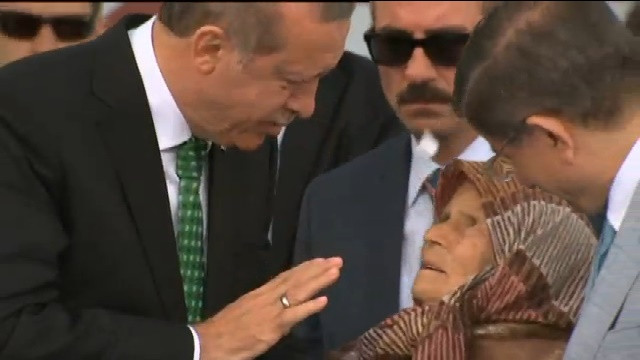 Sahneye fırlayan yaşlı kadın Erdoğan'ı güldürdü - Resim: 1