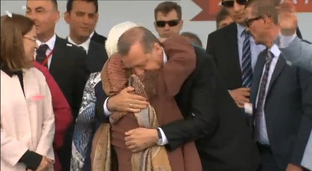 Sahneye fırlayan yaşlı kadın Erdoğan'ı güldürdü - Resim: 2