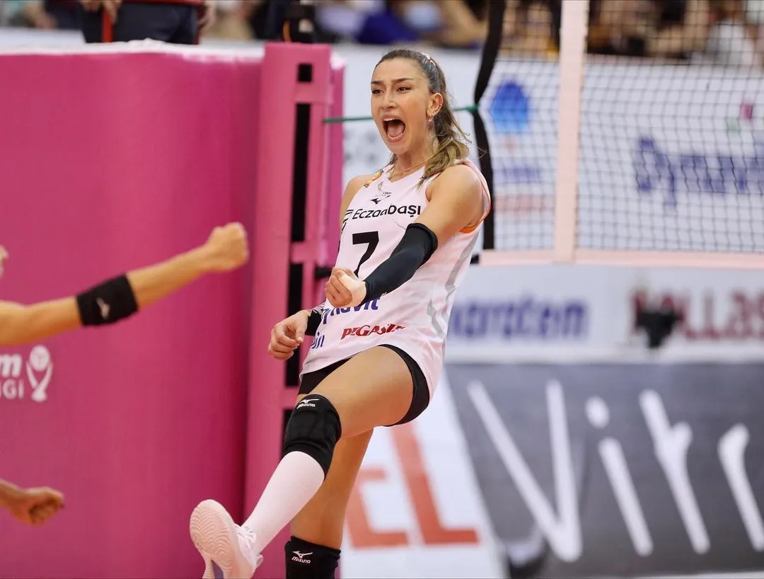 Hande Baladın Yaz Sezonunu Açtı: Denizden Pozu mest Etti
