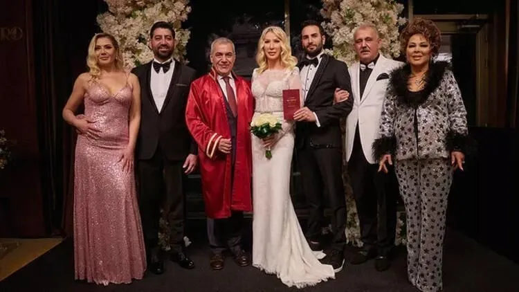 Seda Sayan'a Evlilik Yardı: Mini Elbisesiyle Gençlere Taş Çıkarttı