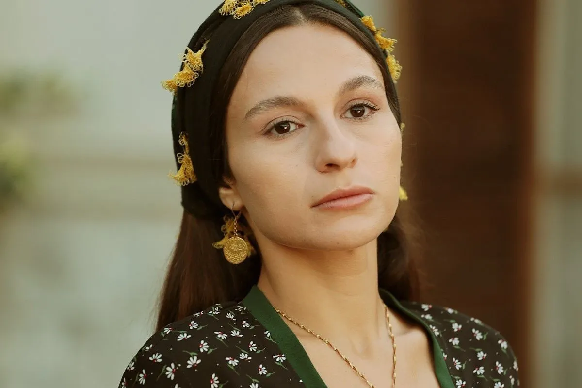 Selin Yeninci Dekolteleriyle Mest Etti