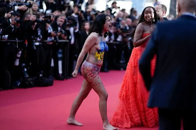 CANNES'a Damga Vuran Çıplak Protesto