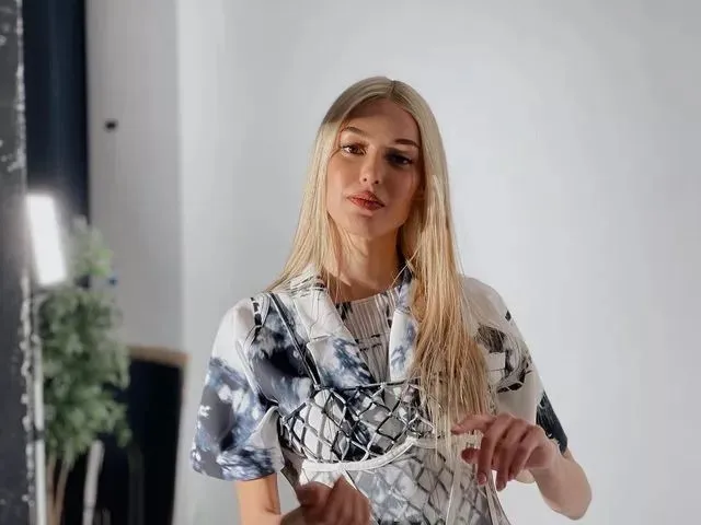Dilan Çiçek Deniz'den Nefes Kesen Dekolteli Pozlar