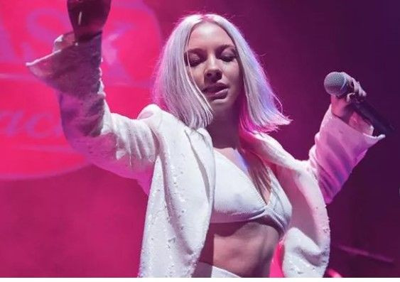 Ece Seçkin'den Bikini Show Taş Gibisin!