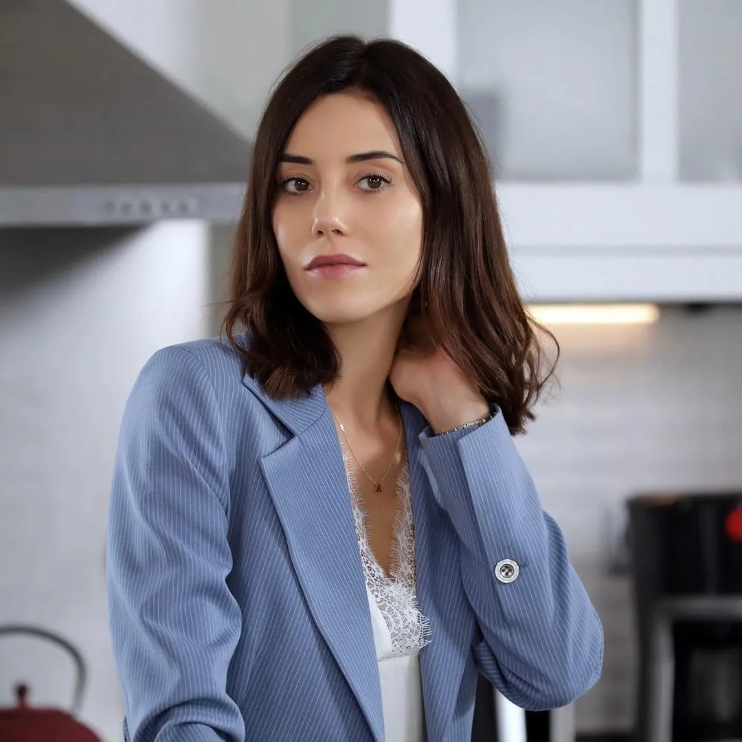 Cansu Dere Bikinili Paylaşımıyla Kendine Hayran Bıraktı!