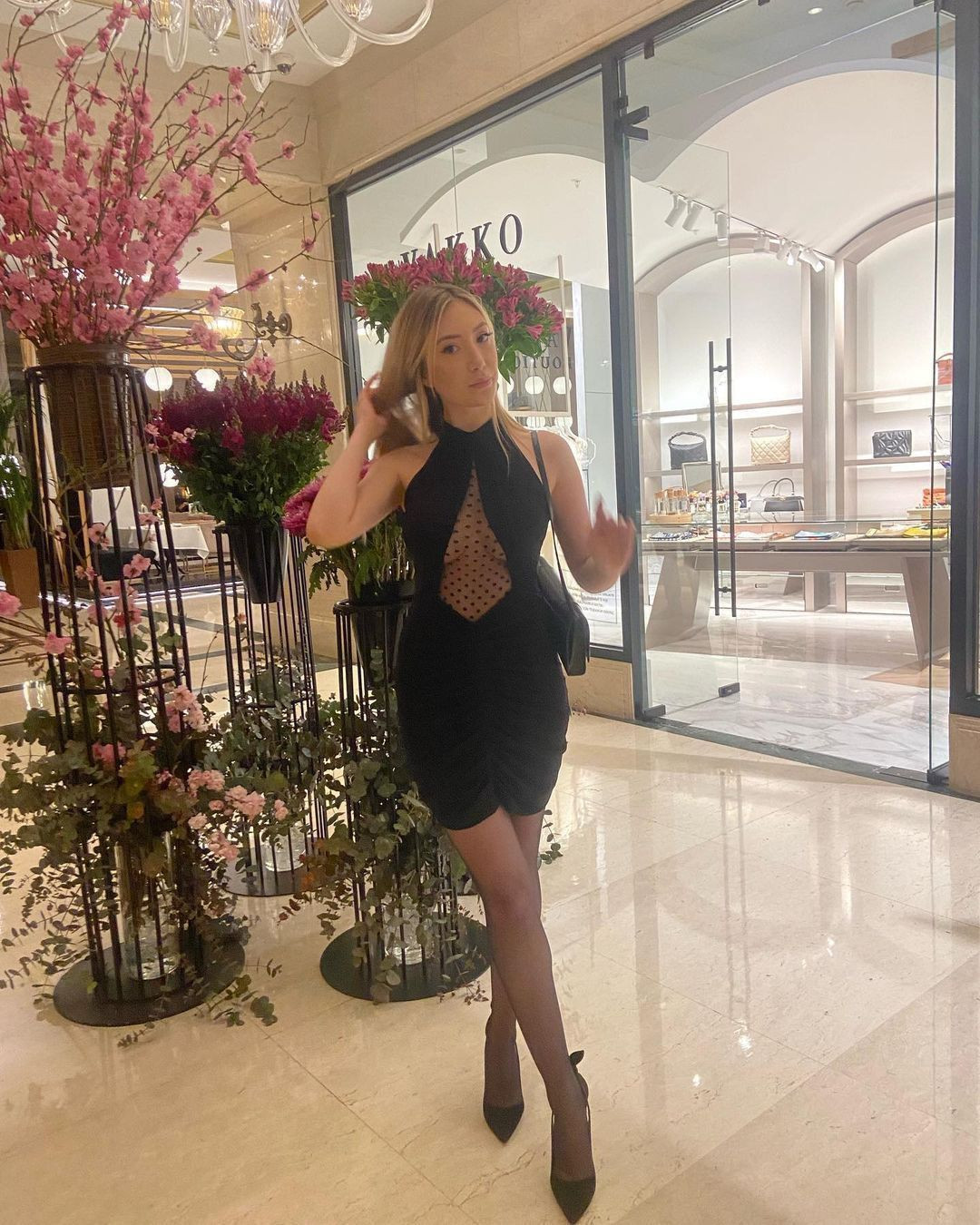 Yasmin Erbil Mini Elbisesiyle Büyüledi! - Resim: 4