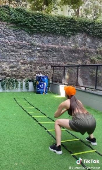Kurretülayn Matur'un Minicik Şortuyla Squad Yaptığı Anlar Sosyal Medyayı Sarstı