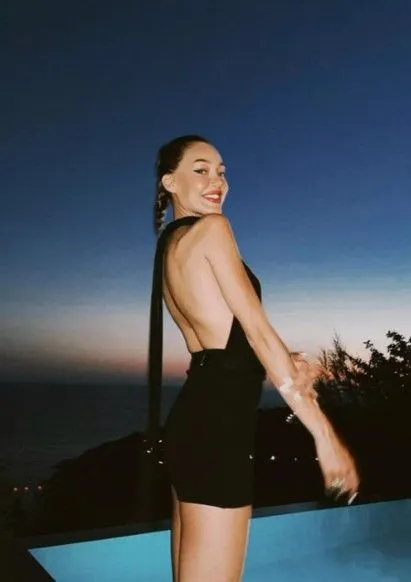 Dilan Çiçek Deniz'in Derin Göğüs Dekolteli Pozu Sosyal Medyayı Salladı!