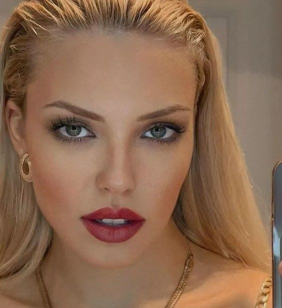 Sabancı'ların Korkulu Rüyası Aygün Aydın, Bikinili Fotoğrafında Kapıyı Yamulttu! - Resim: 1