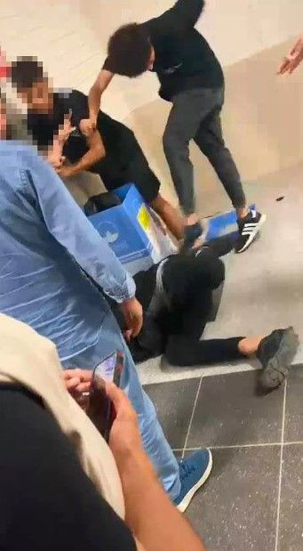 Metroda Kadınların Fotoğrafını Çekti, Dayak Yedi!