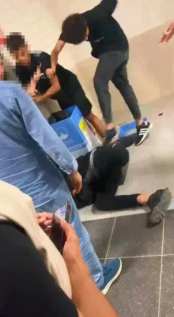 Metroda Kadınların Fotoğrafını Çekti, Dayak Yedi!