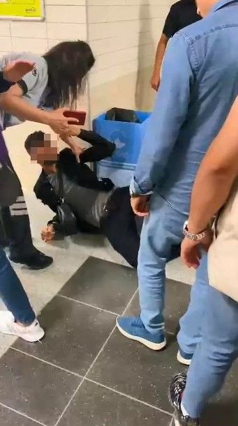 Metroda Kadınların Fotoğrafını Çekti, Dayak Yedi!