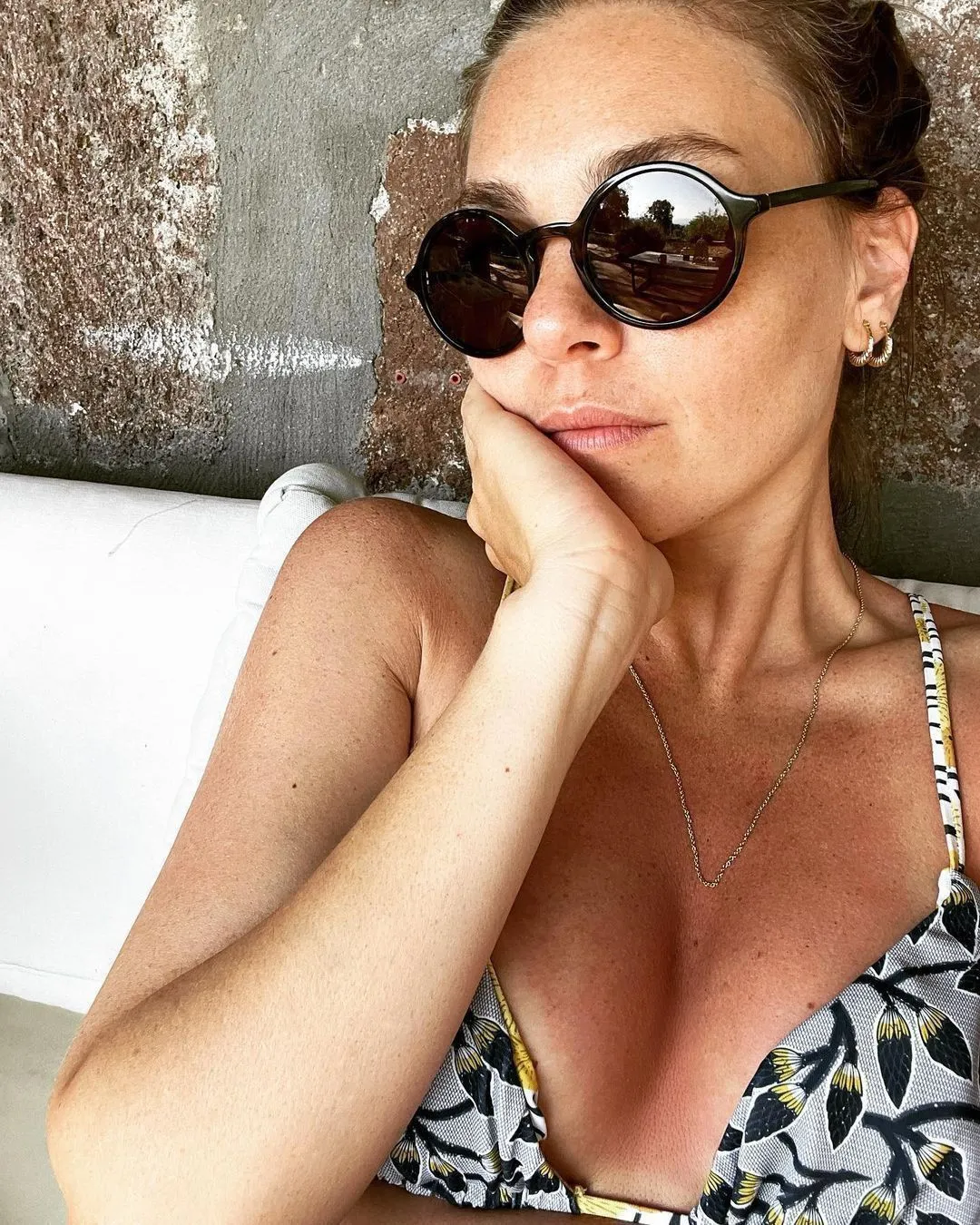 Aslı Enver, Derin Göğüs Dekoltesiyle Mest Etti!