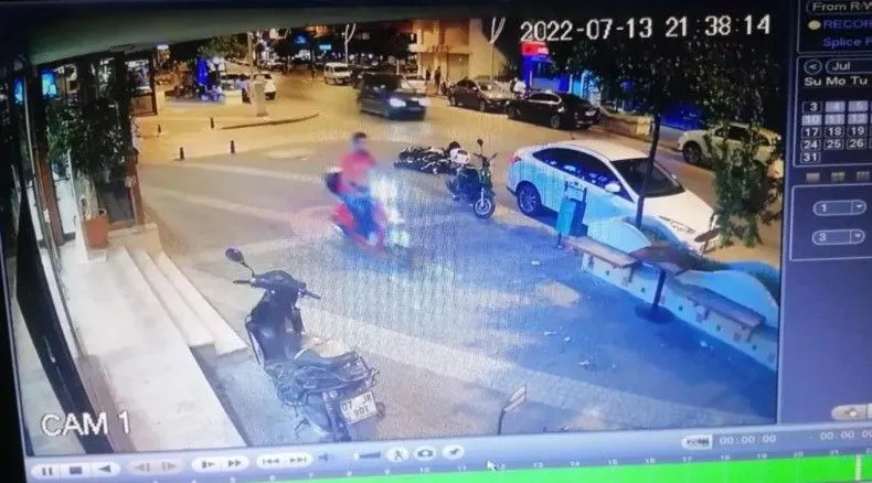 Kadınları Gece Takip Edip Taciz Ediyordu! Mahallelinin Dayağından Polis Zor Kurtardı!