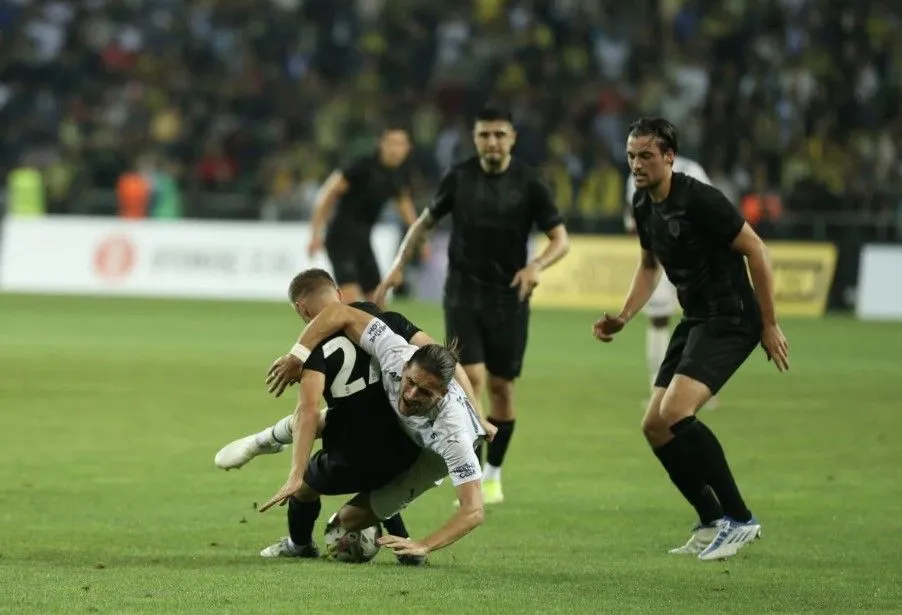 Hull City mi Acun City mi? Maç Tanıtımında Acun Ilıcalı'nın Fotoğrafını Gören Taraftar Tepkili