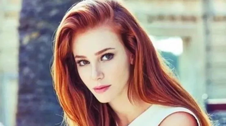Kiralık Aşk'ın Defne'si Elçin Sangu'nun Mini Etekli Paylaşımı Mest Etti!