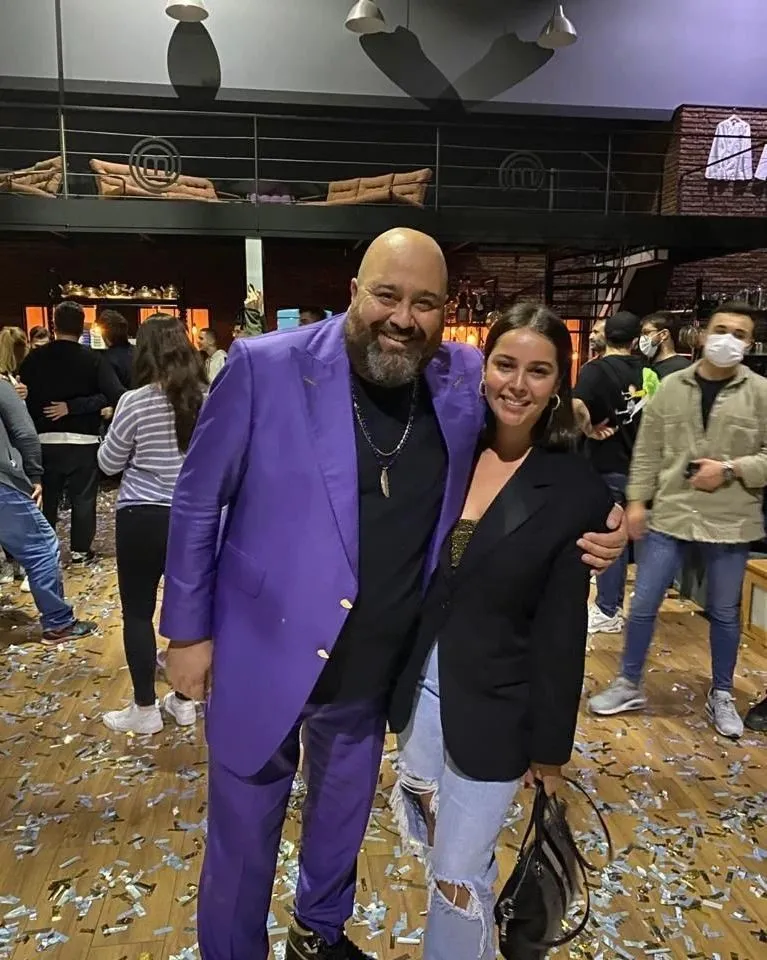 MasterChef Somer Şef'ten Uğruna Eşinden Boşandığı 21 Yaş Küçük Sevgilisi Pınar Kayabaşı ile Aşk Pozu