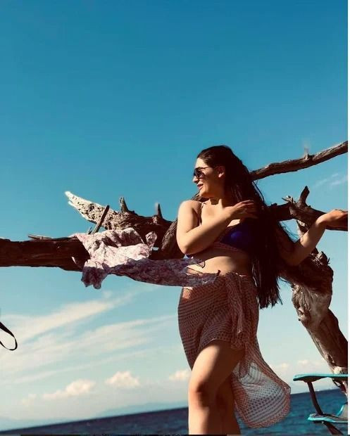 Zuhal Topal'ın Gelin Adayı Hanife Gürdal Kalça Dansıyla Sosyal Medyayı Salladı - Resim: 1