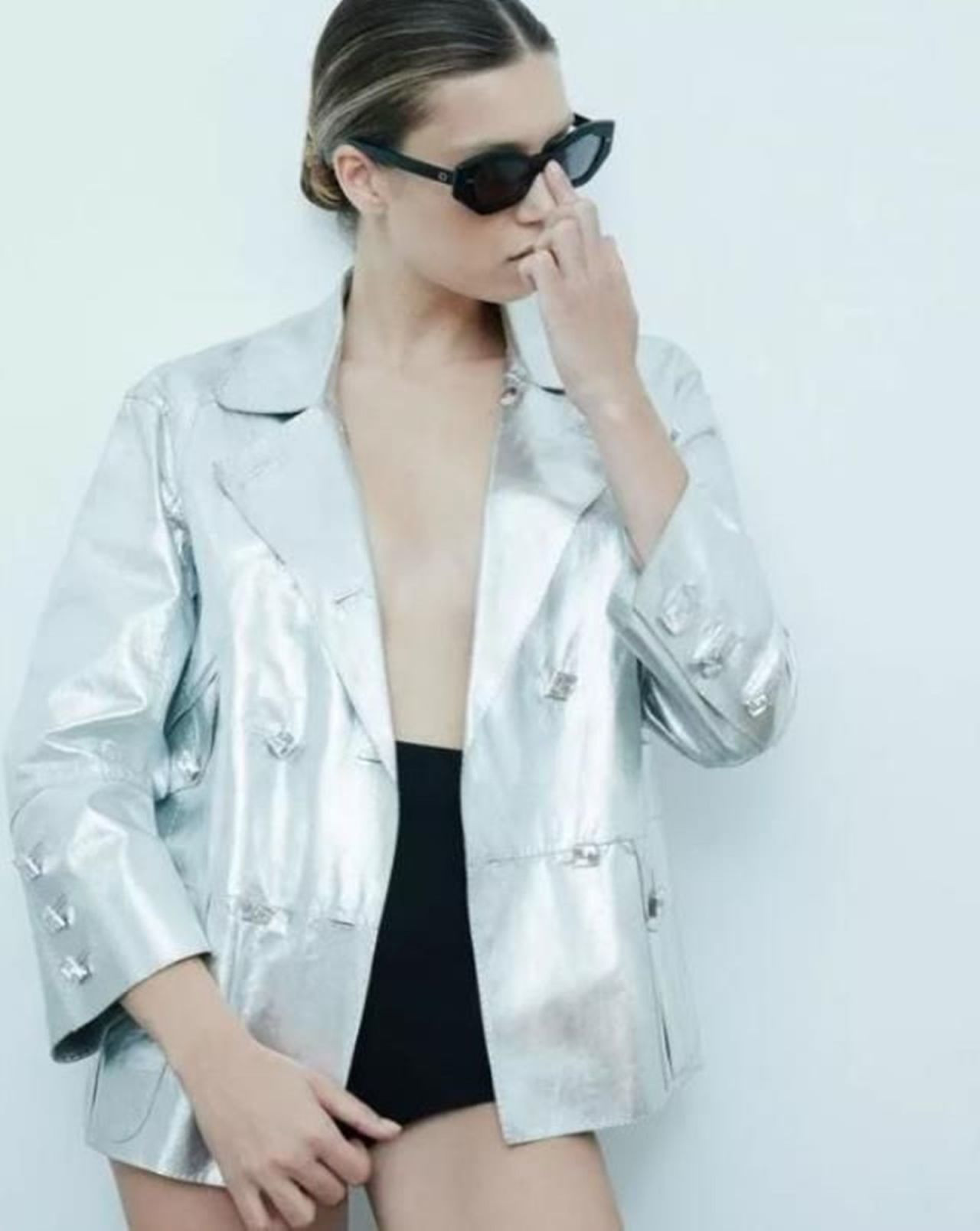 Afra Saraçoğlu'nun İç Çamaşırsız Pozları Hayranlarından Tam Not Aldı