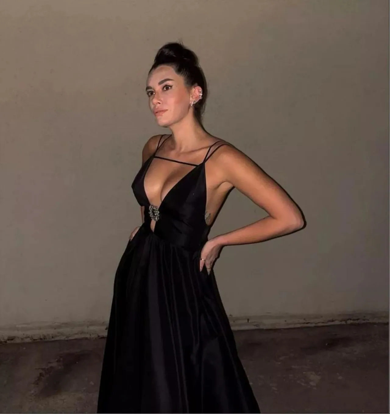 Hande Doğandemir'in Göğüs Dekolteli Pozlarına Yorum Yağdı