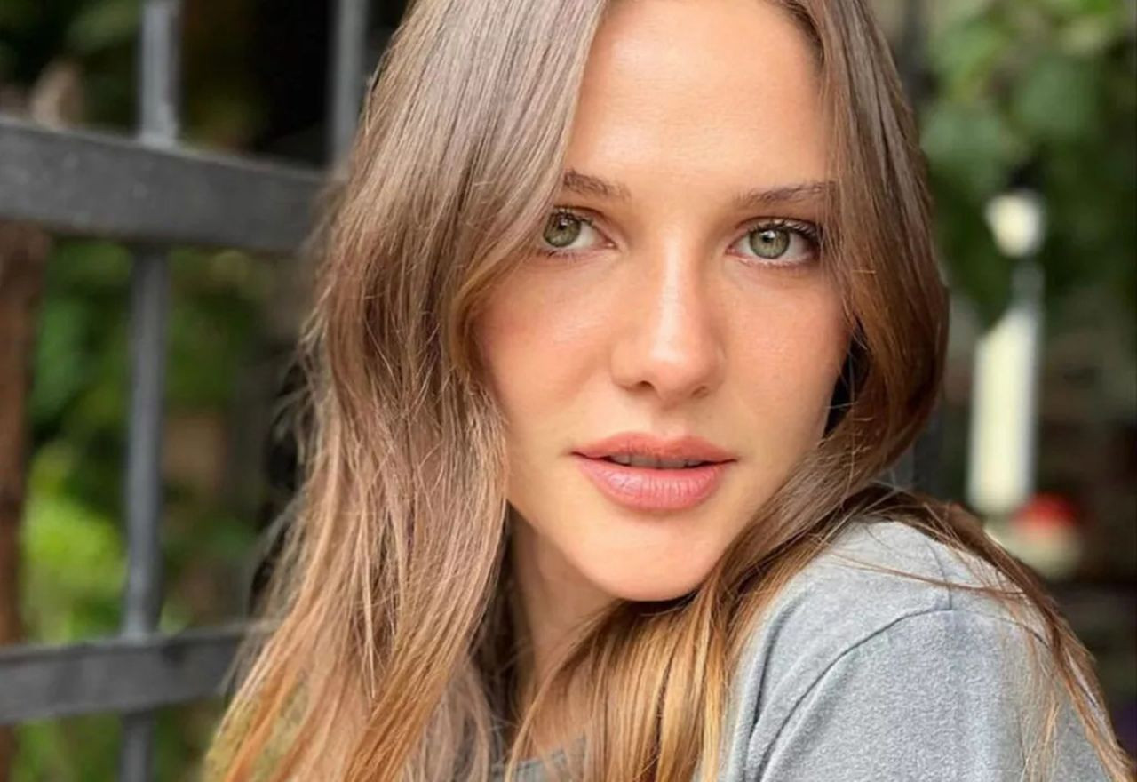 Alina Boz Dekolteli Tarzıyla Galaya Damga Vurdu
