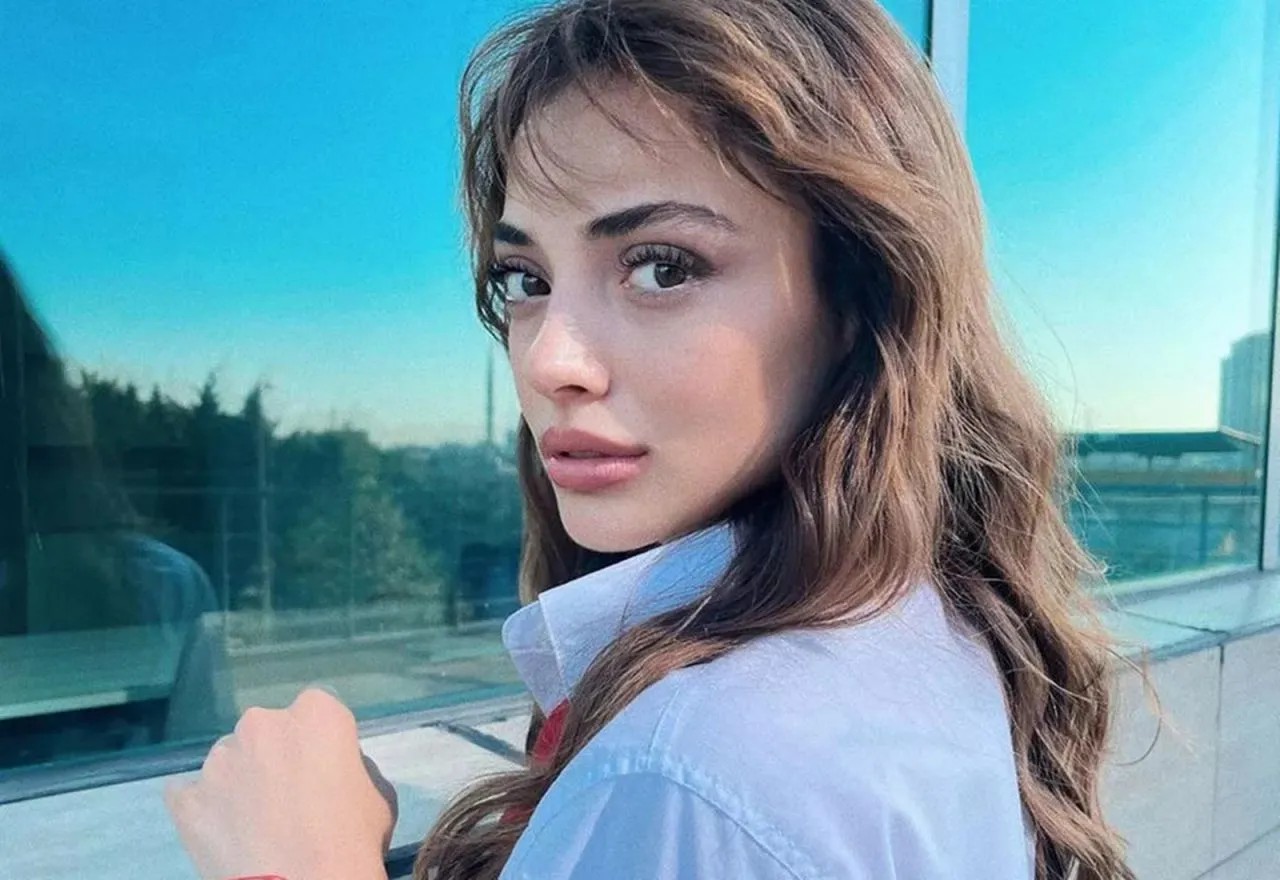 Rabia Soytürk mini büstiyerli kombiniyle dikkatleri üzerine çekti