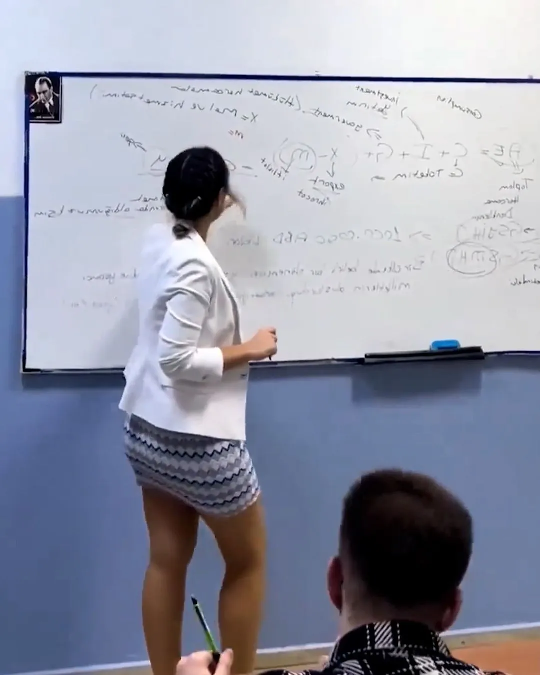 Mini etekli ders videosu olay olan Fidan Hoca hakaretlere karşı hukuk mücadelesi başlattı