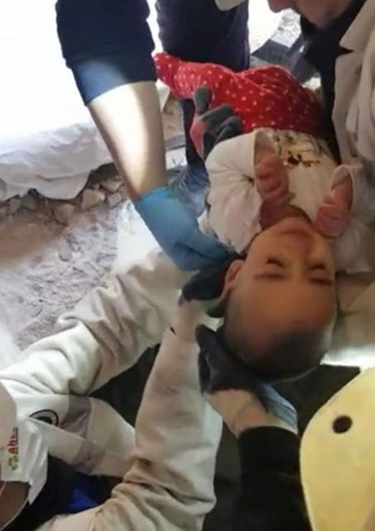 Saatler Sonra Enkaz Altından Kurtarılan İşte O Bebekler