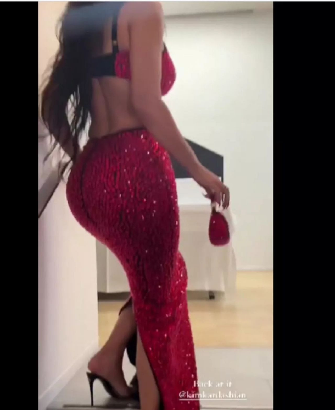 Kim Kardashian Derin Yırtmaçlı Kırmızı Elbisesiyle Nefes Kesti