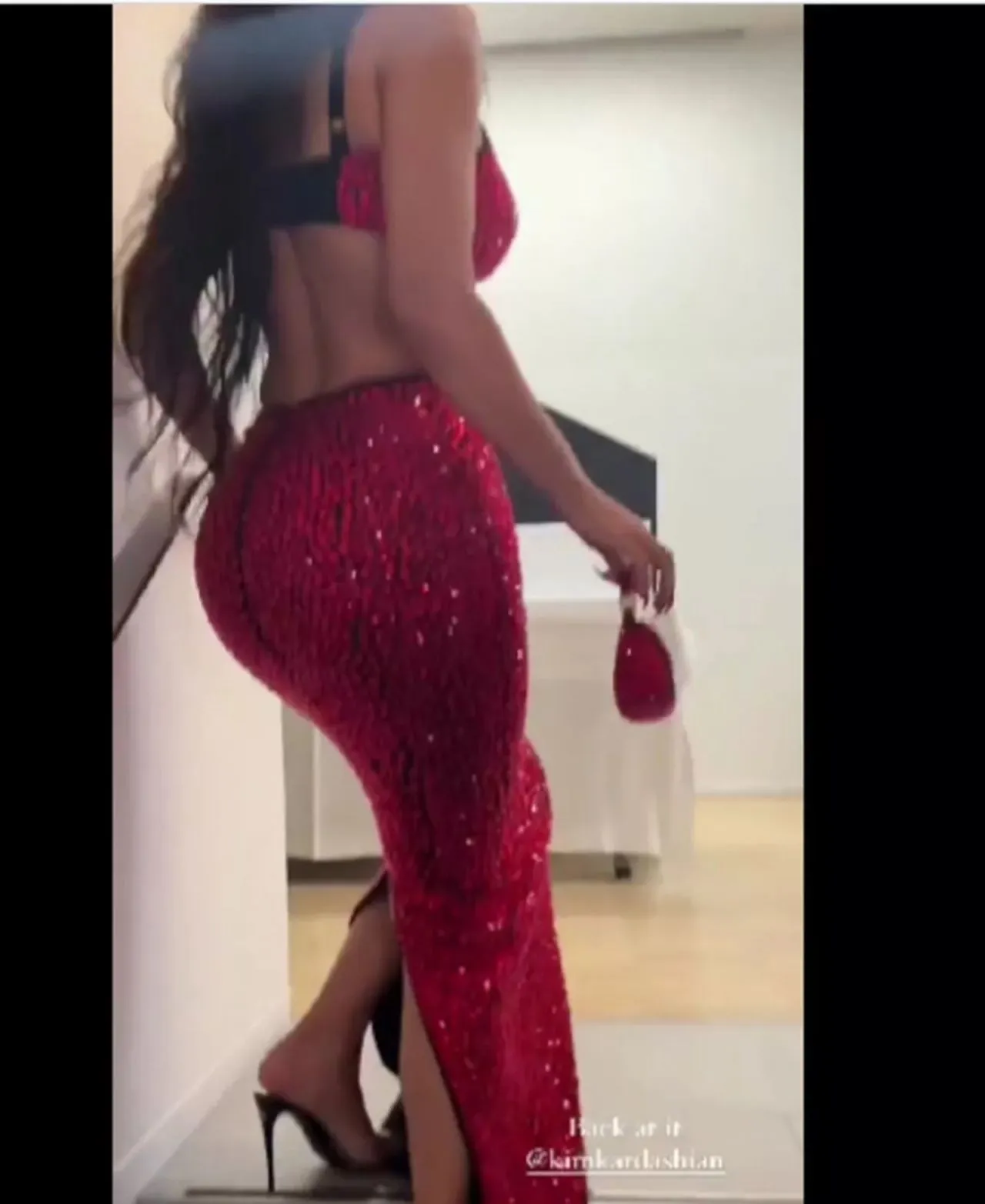 Kim Kardashian Derin Yırtmaçlı Kırmızı Elbisesiyle Nefes Kesti
