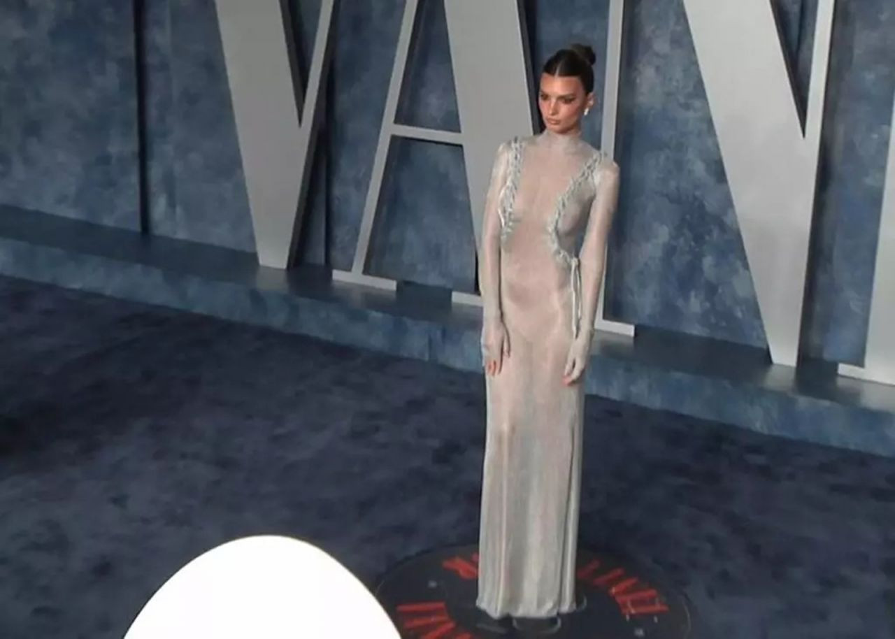 Emily Ratajkowski Oscar Partisi'nde İç gösteren elbisesiyle olay oldu