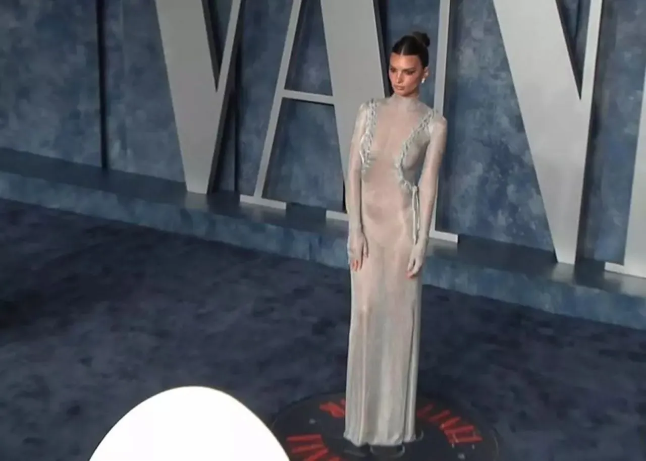 Emily Ratajkowski Oscar Partisi'nde İç gösteren elbisesiyle olay oldu