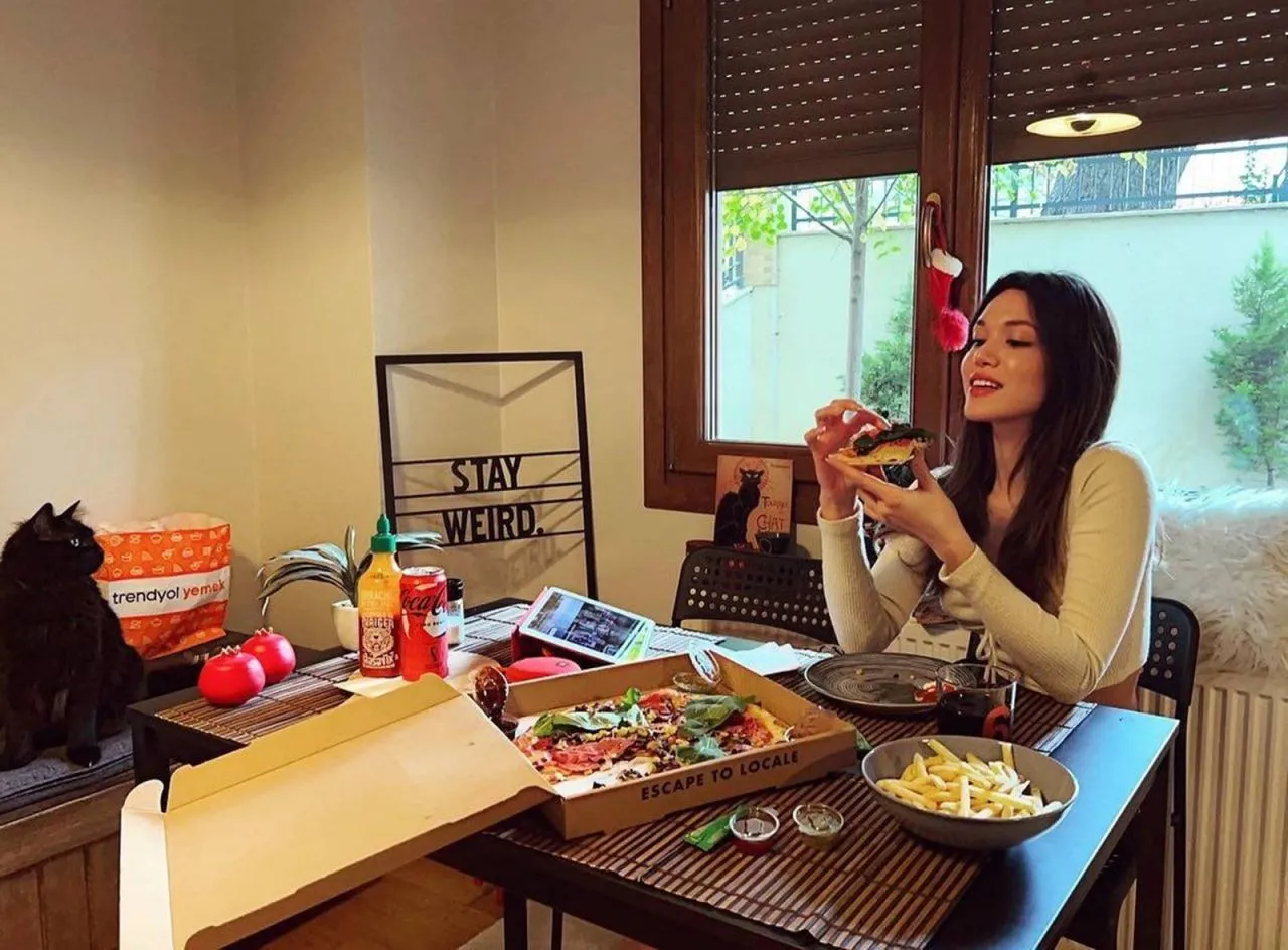 Hazal Subaşı'nın Cesur Pozları Nefes Kesti