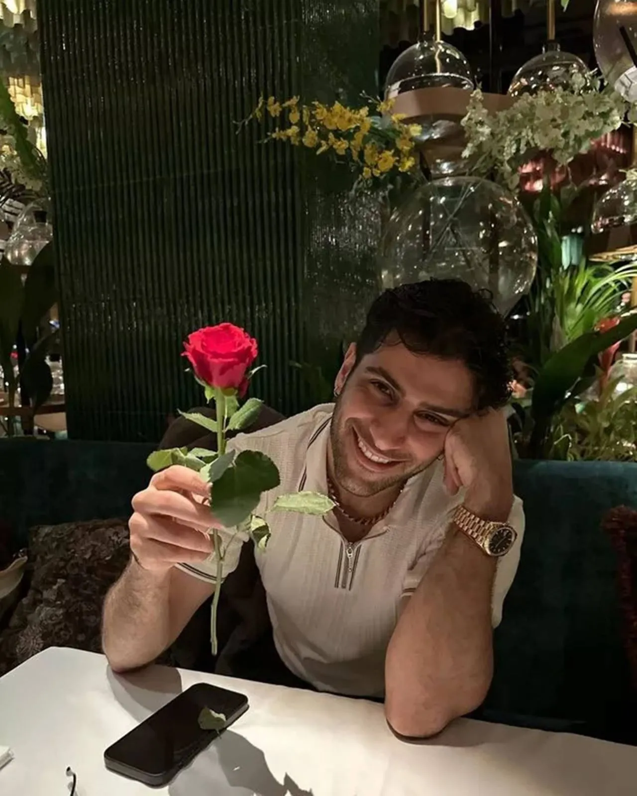Derin Göğüs Dekolteli Pozlarını Peş Peşe Paylaştı! Sosyal Medya Instagram'ı Kasıp Kavurdu