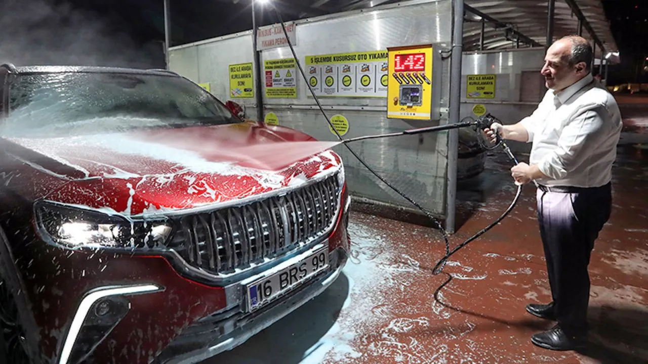 TOGG'u elleriyle yıkayan Varank'a sosyal medyada öğretmen maaşı tepkisi
