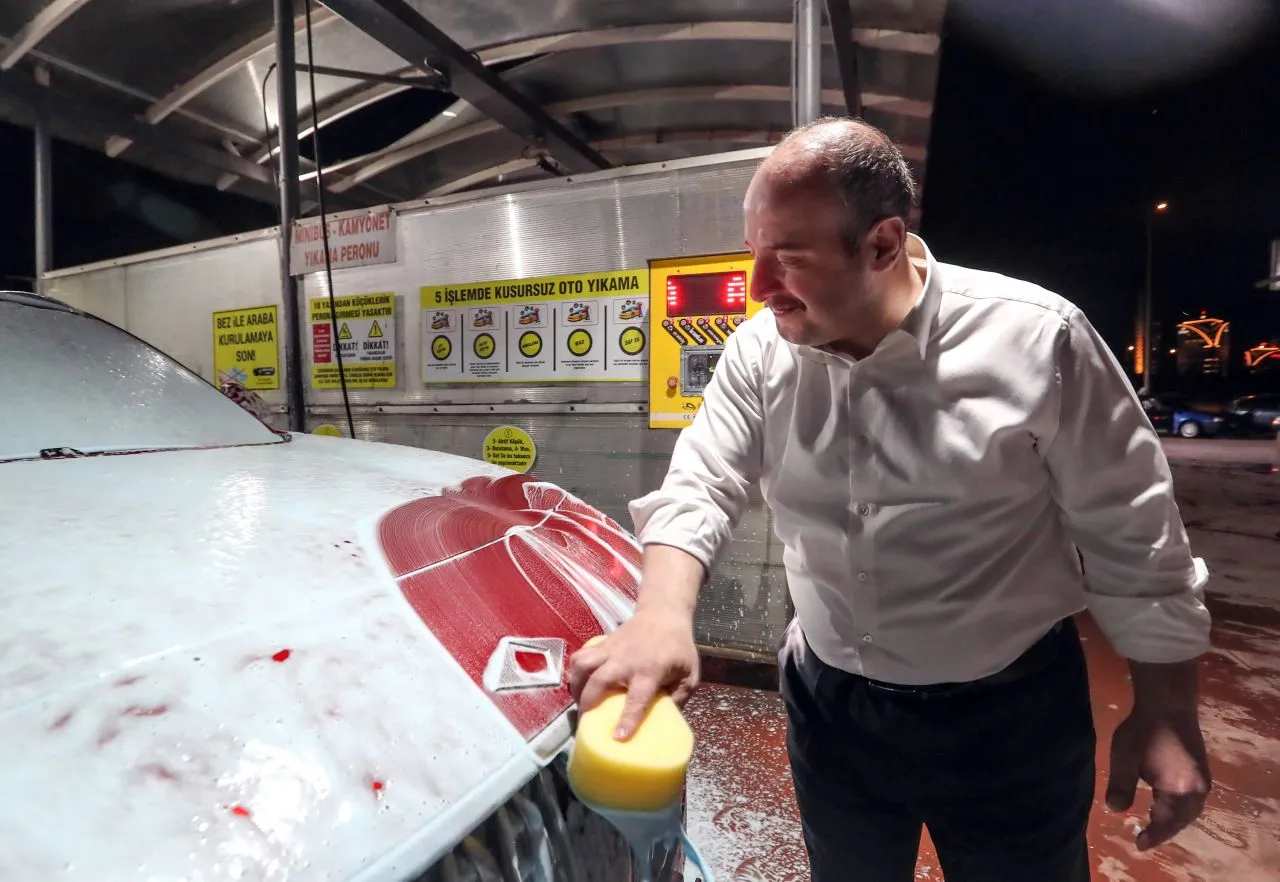 TOGG'u elleriyle yıkayan Varank'a sosyal medyada öğretmen maaşı tepkisi