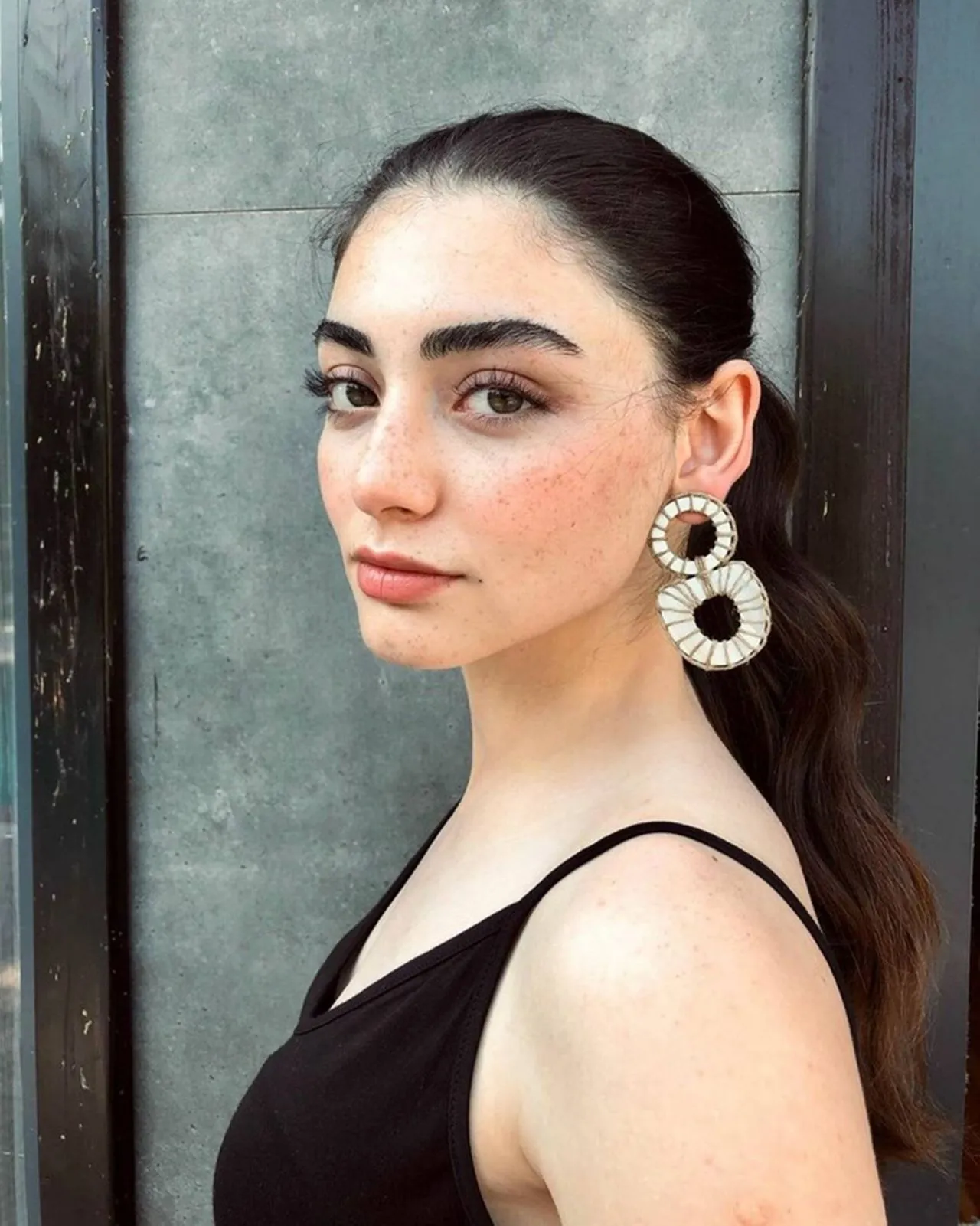 Özge Törer, Duru Güzelliğiyle Beğeni Toplayan Pozlara İmza Atıyor
