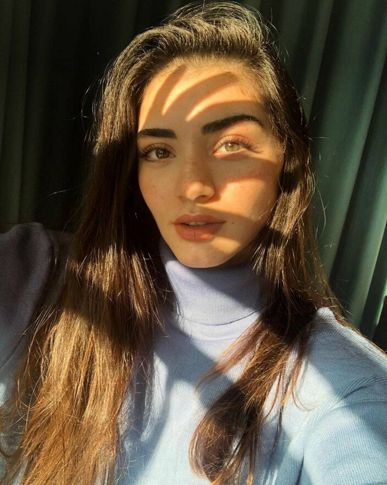 Özge Törer, Duru Güzelliğiyle Beğeni Toplayan Pozlara İmza Atıyor