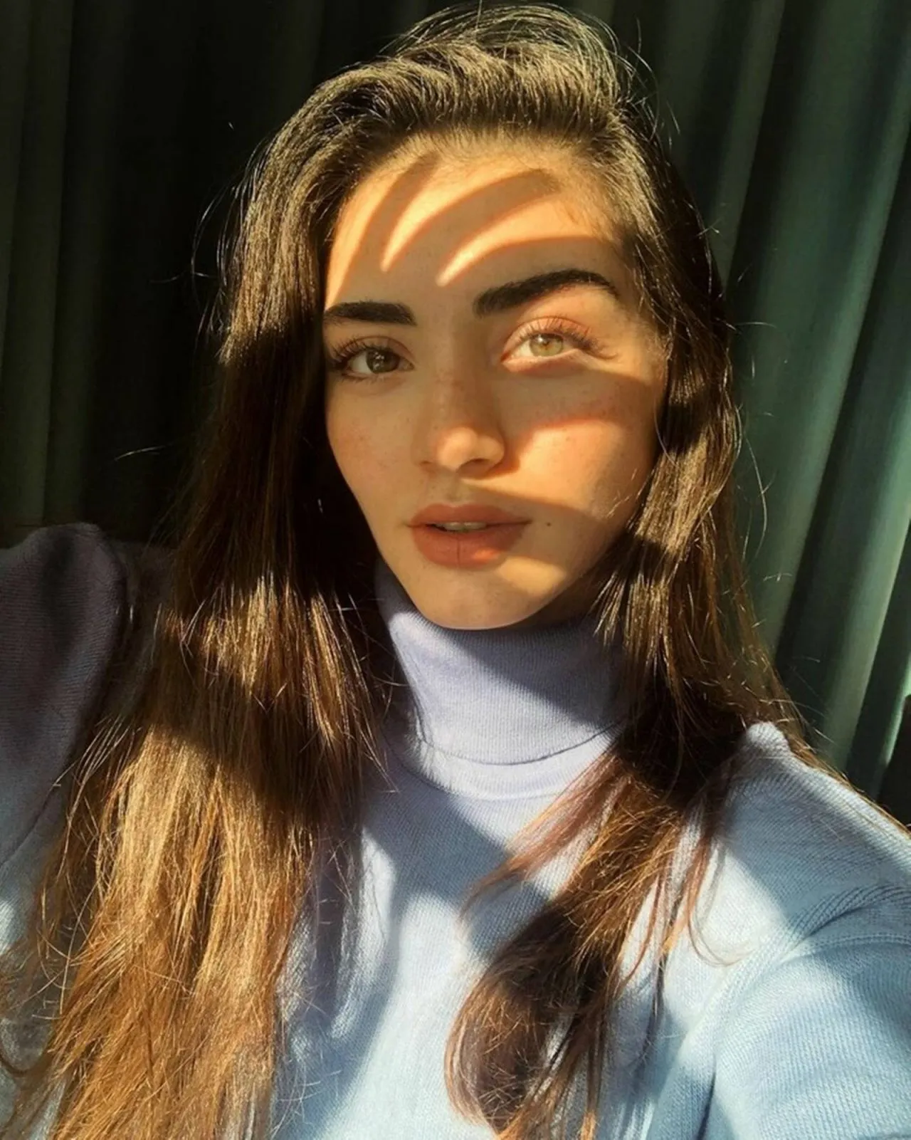 Özge Törer, Duru Güzelliğiyle Beğeni Toplayan Pozlara İmza Atıyor