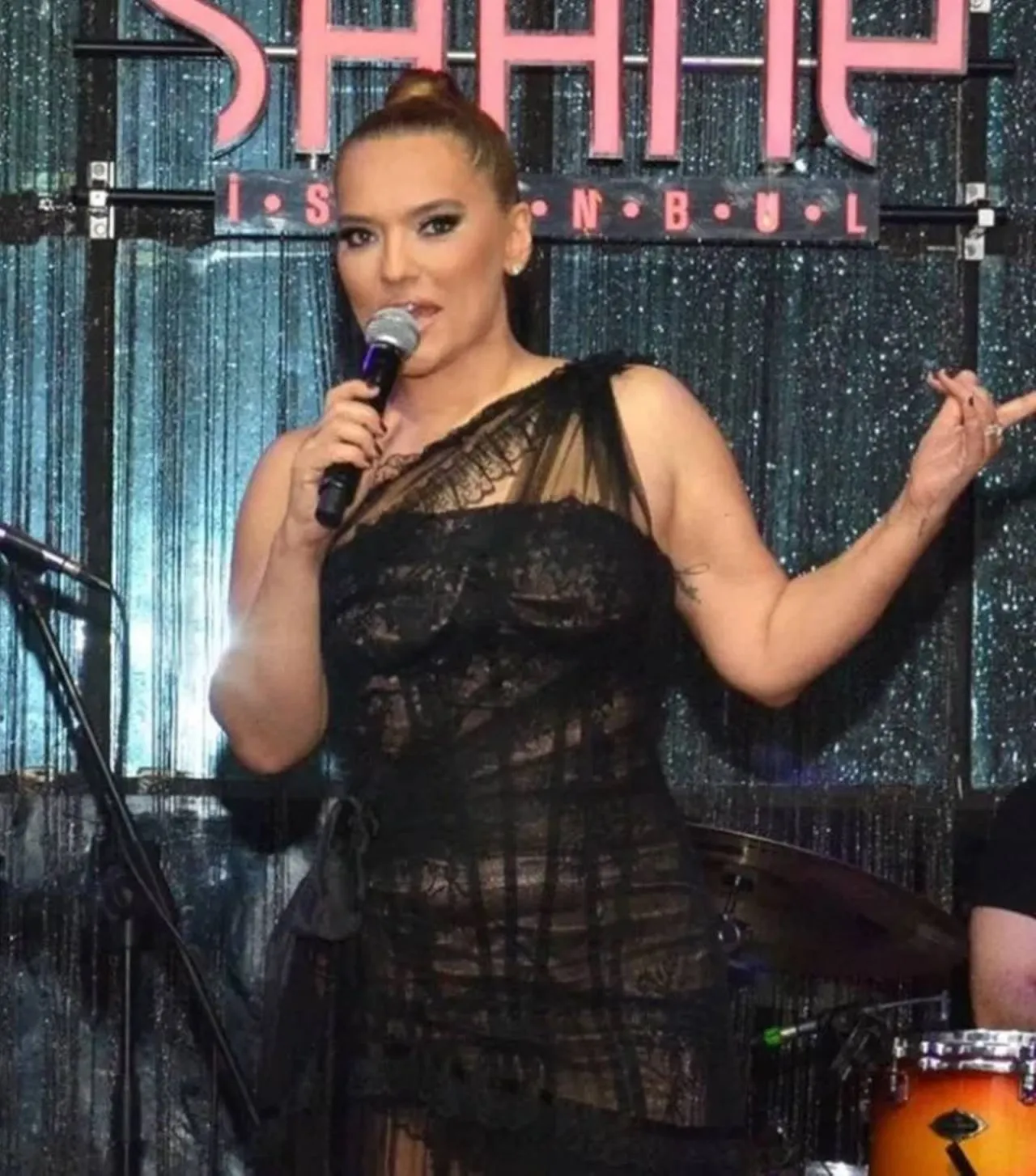 Transparan Giyen Demet Akalın Mini Elbiseli Poz Verdi