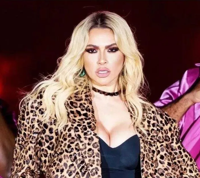 Hadise'nin transparan elbisesi sosyal medyayı salladı! Kraliçe gibisin...