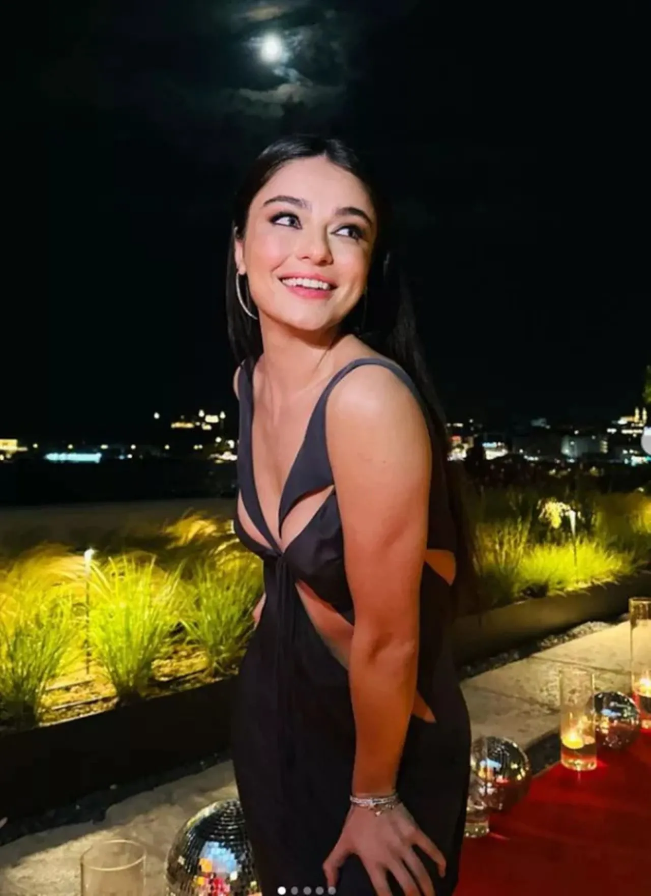Ayça Ayşin Turan Derin Göğüs Dekoltesiyle Nefes Kesti