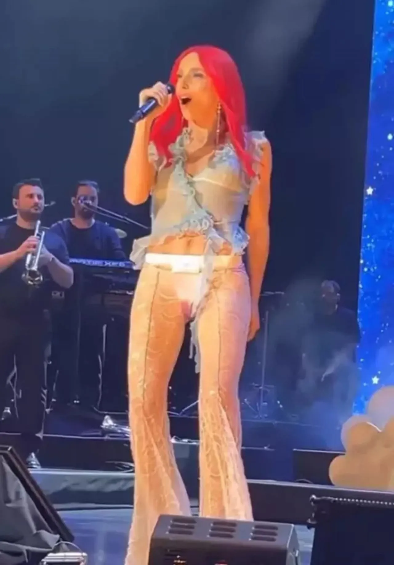 Gülşen yine ezber bozdu: Bu defa sıfır dekolte...