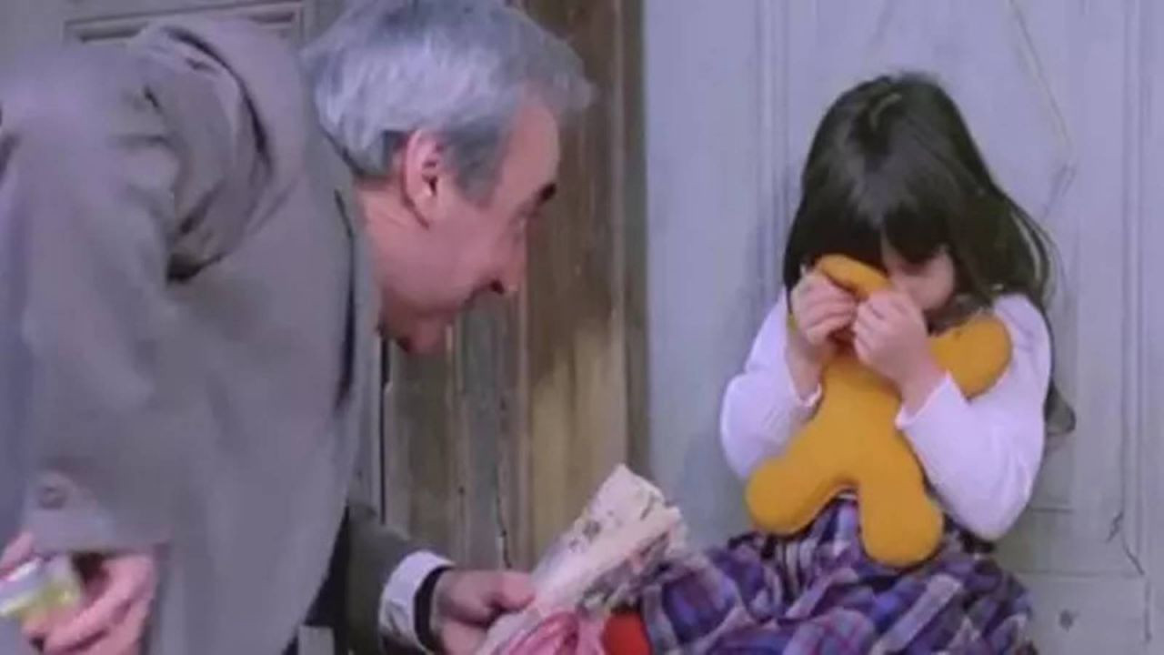 Yeşilçam efsanesi Çıplak Vatandaş'ta Şener Şen'in minik rol arkadaşı bakın çıka çıka kim çıktı
