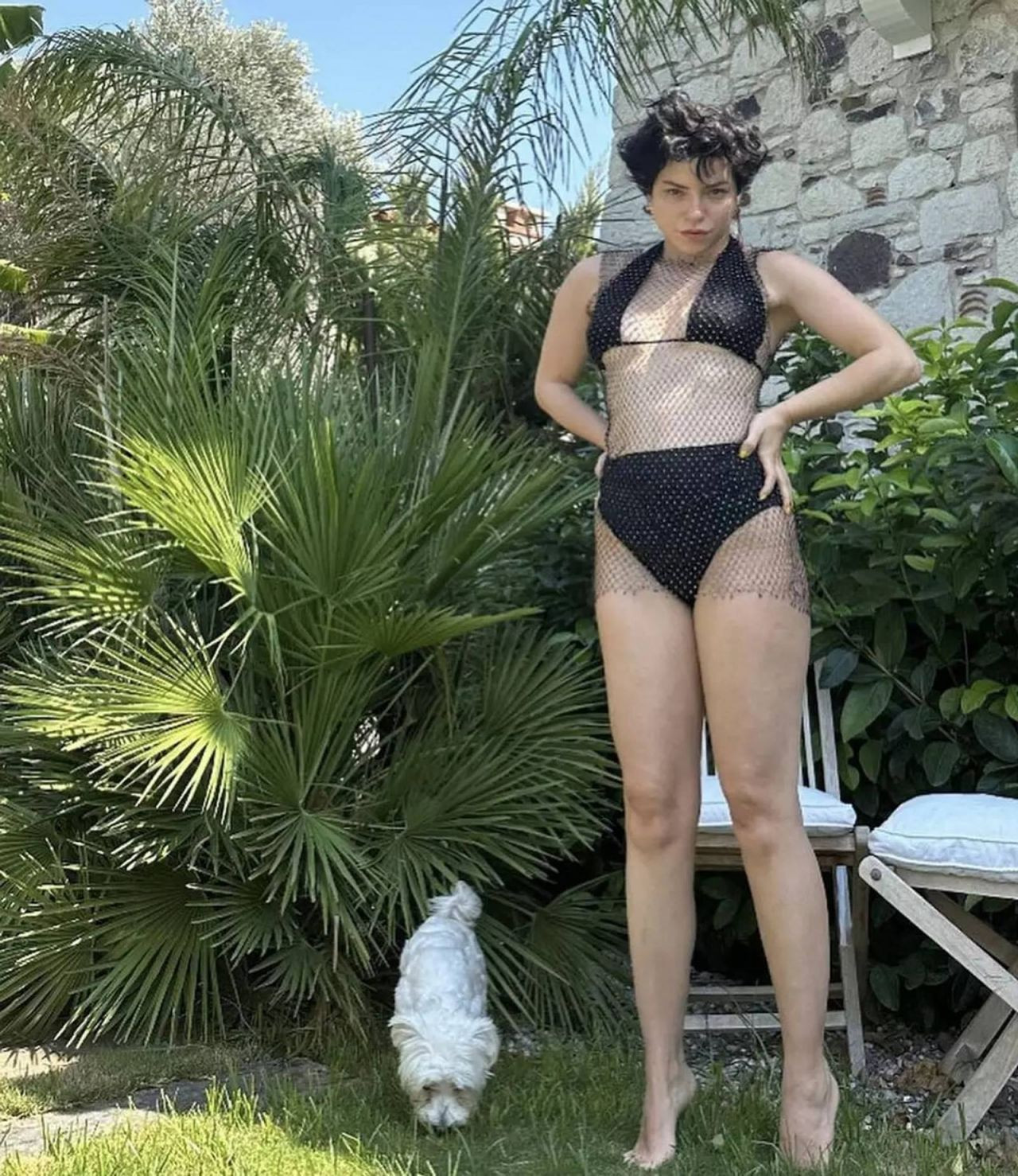 Çeşme tatiline kesintisiz devam eden Merve Boluğur nefes kesmeye devam ediyor