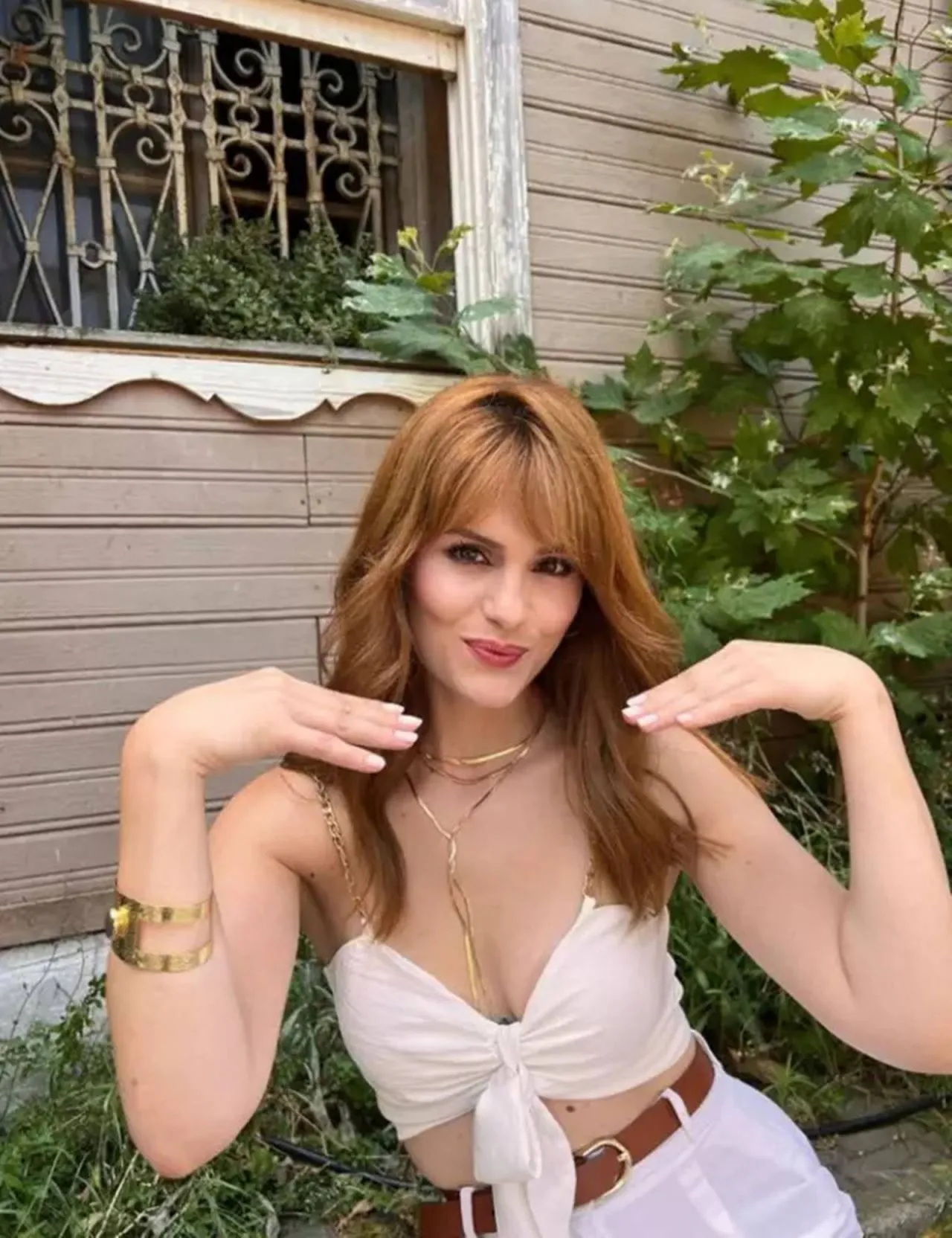 Güzelliğiyle büyüledi! Pozlarına beğeni yağdı