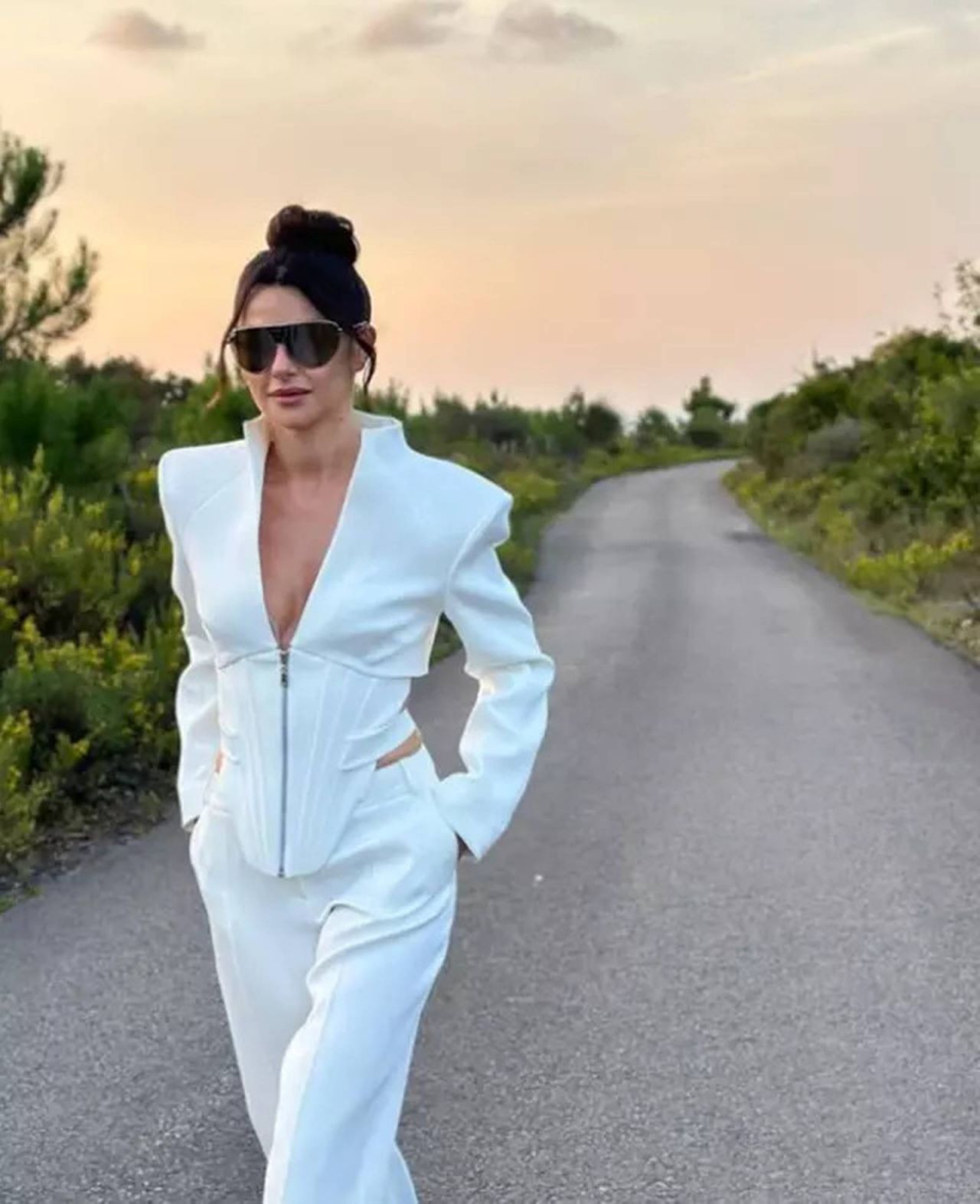 Nesrin Cavadzade iddialı pozlarını peş peşe paylaştı